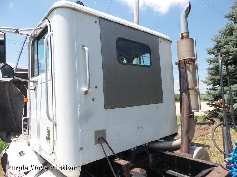 image for item DV9450 1995 International 9200 semi truck