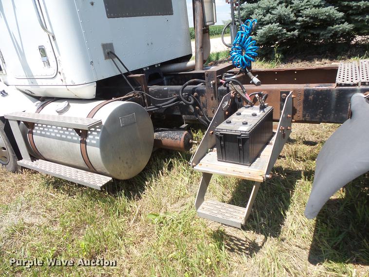 image for item DV9450 1995 International 9200 semi truck