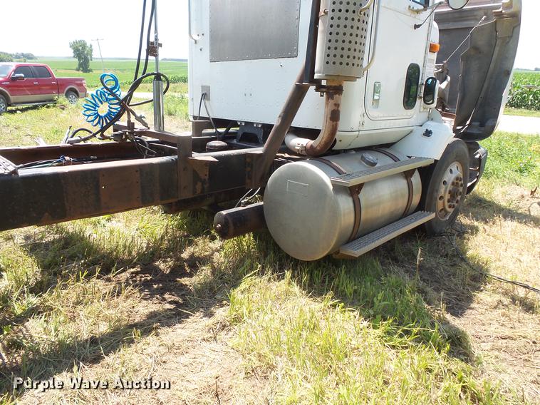 image for item DV9450 1995 International 9200 semi truck