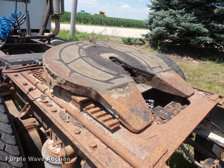 image for item DV9450 1995 International 9200 semi truck