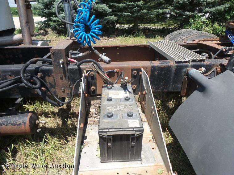 image for item DV9450 1995 International 9200 semi truck