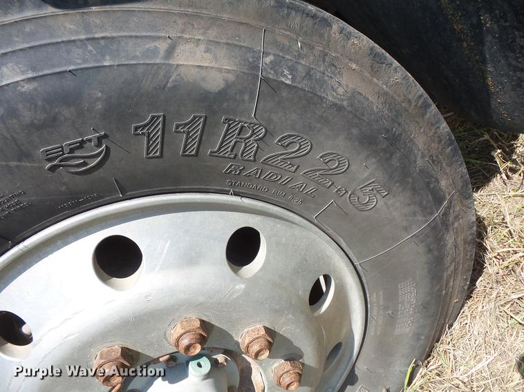 image for item DV9450 1995 International 9200 semi truck