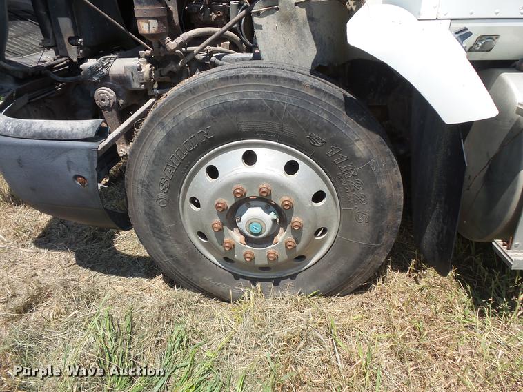 image for item DV9450 1995 International 9200 semi truck