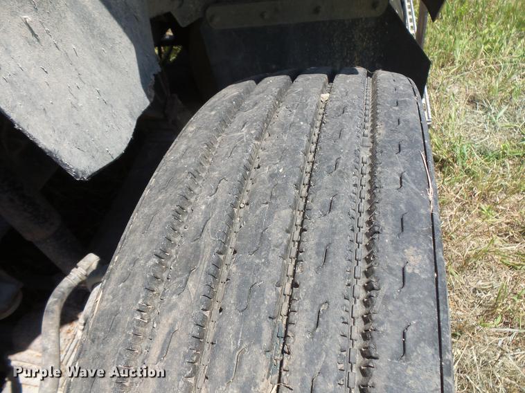 image for item DV9450 1995 International 9200 semi truck