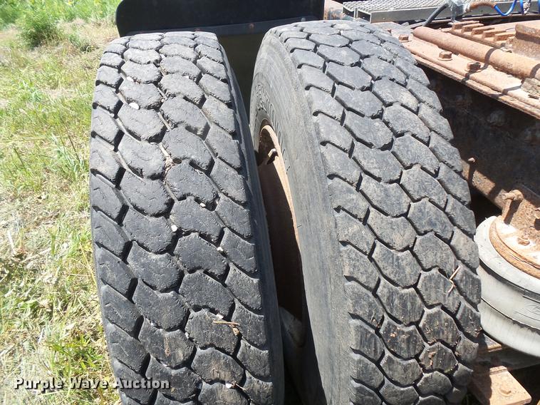 image for item DV9450 1995 International 9200 semi truck