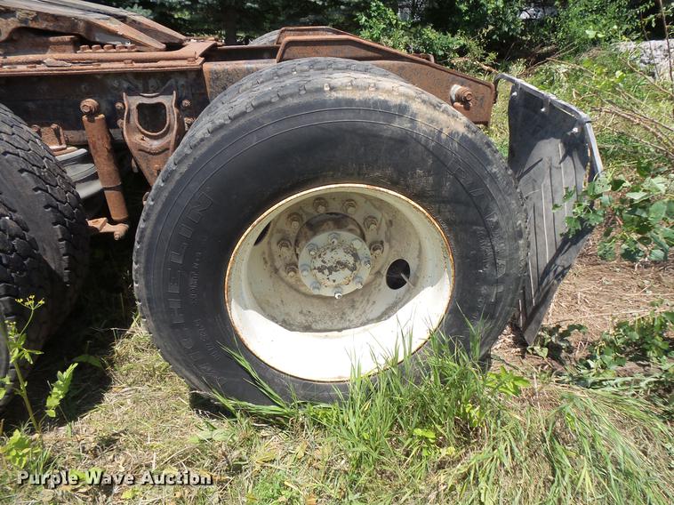 image for item DV9450 1995 International 9200 semi truck