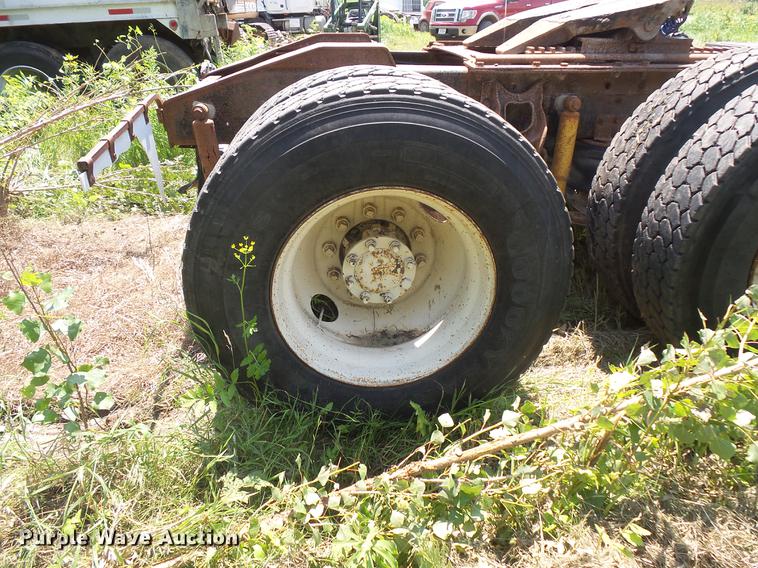 image for item DV9450 1995 International 9200 semi truck