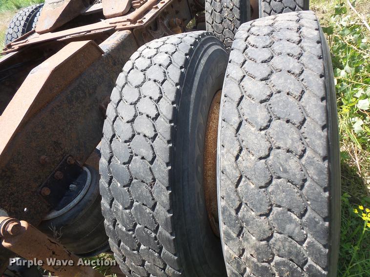 image for item DV9450 1995 International 9200 semi truck