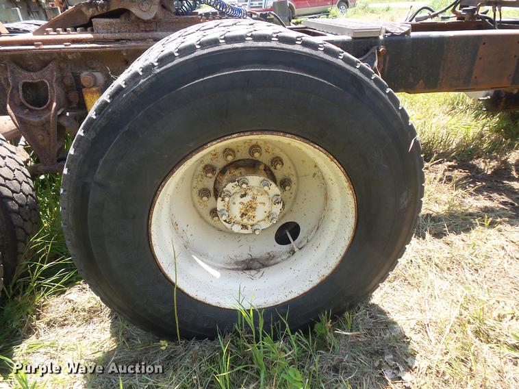 image for item DV9450 1995 International 9200 semi truck