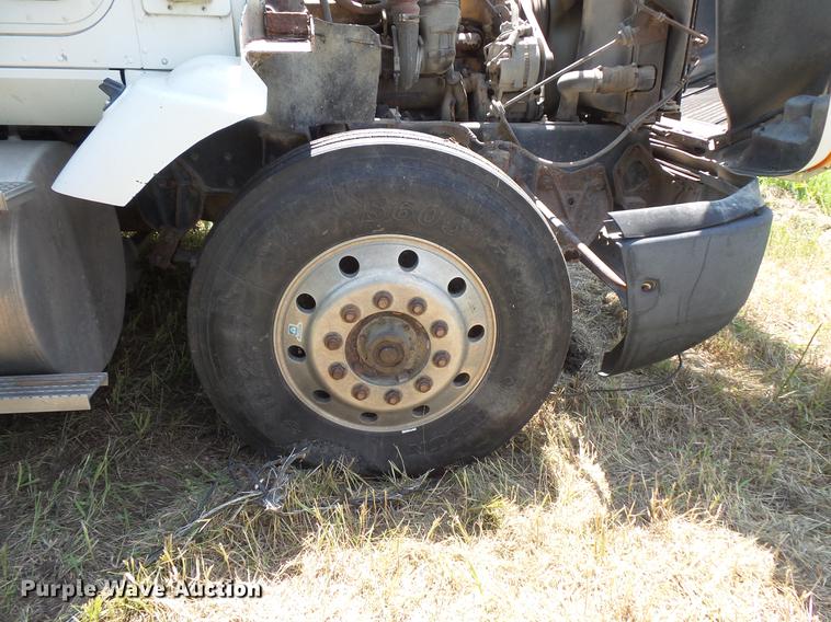 image for item DV9450 1995 International 9200 semi truck