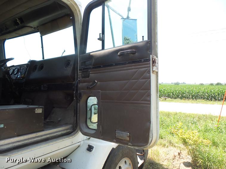 image for item DV9450 1995 International 9200 semi truck