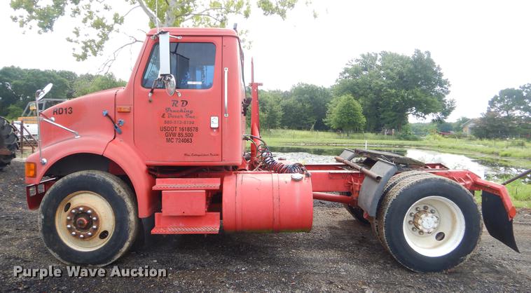 image for item EK9594 1993 International 8100 semi truck