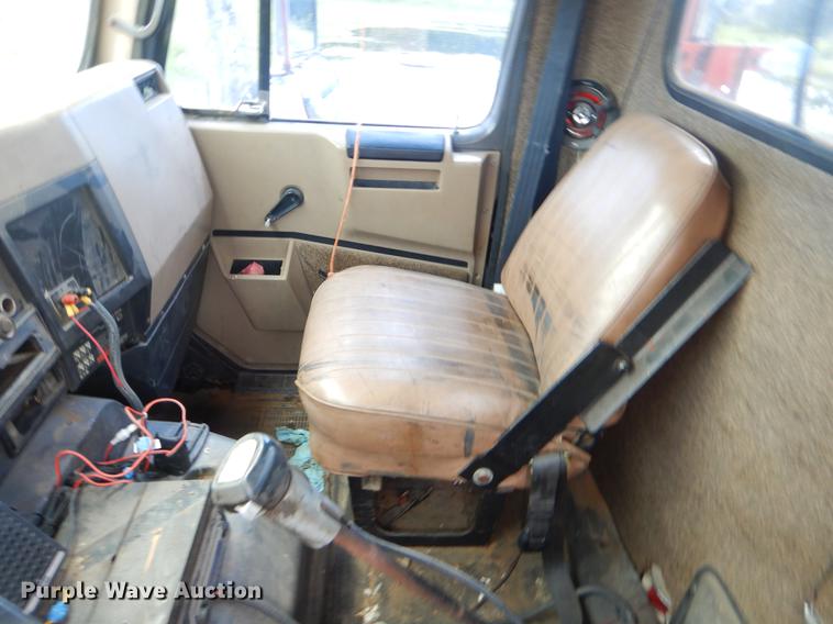 image for item EK9594 1993 International 8100 semi truck