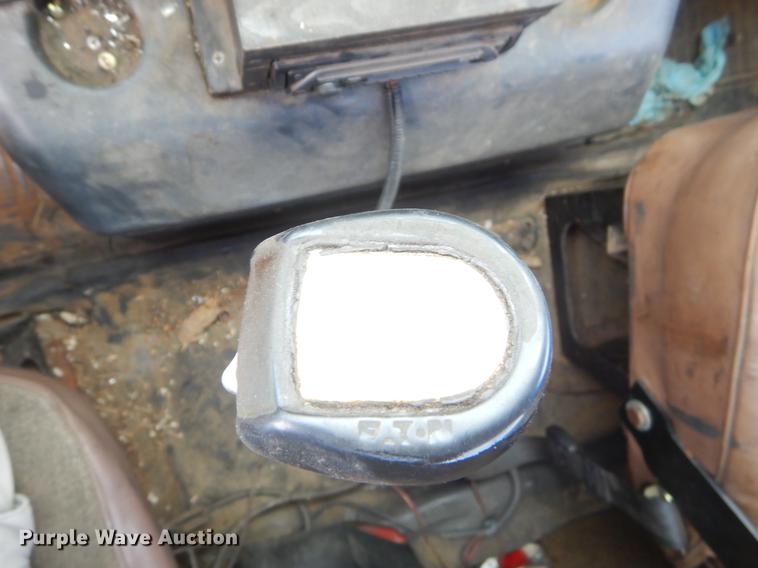 image for item EK9594 1993 International 8100 semi truck