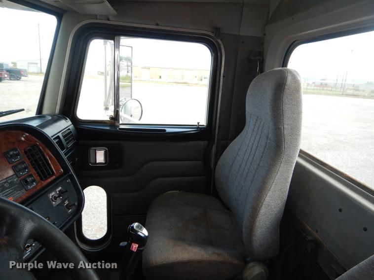 image for item EK9618 2005 Peterbilt 379 semi truck