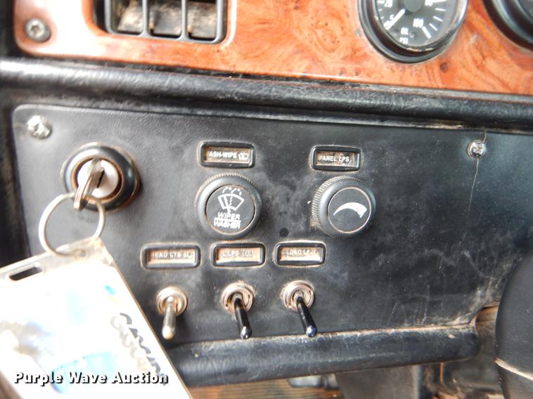 image for item EK9618 2005 Peterbilt 379 semi truck