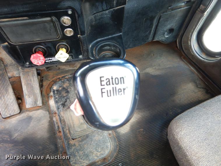 image for item EK9618 2005 Peterbilt 379 semi truck