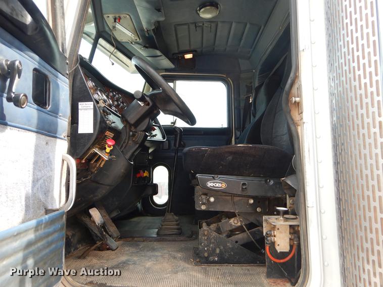 image for item EK9619 2004 Peterbilt 379 semi truck