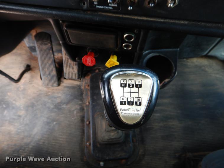 image for item EK9619 2004 Peterbilt 379 semi truck