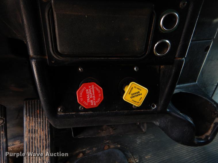 image for item EK9619 2004 Peterbilt 379 semi truck