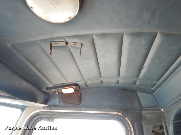 image for item EK9619 2004 Peterbilt 379 semi truck