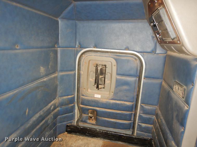 image for item EK9619 2004 Peterbilt 379 semi truck