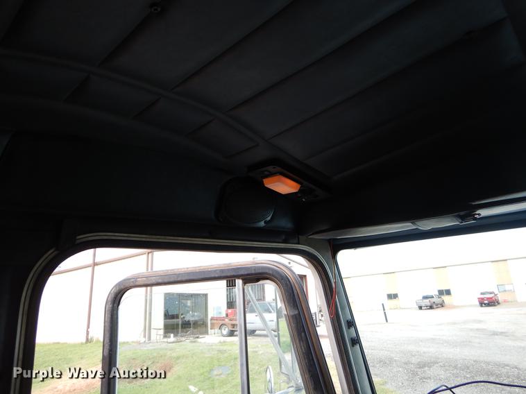 image for item EK9619 2004 Peterbilt 379 semi truck