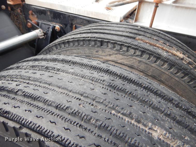 image for item EK9619 2004 Peterbilt 379 semi truck