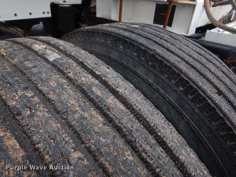 image for item EK9619 2004 Peterbilt 379 semi truck