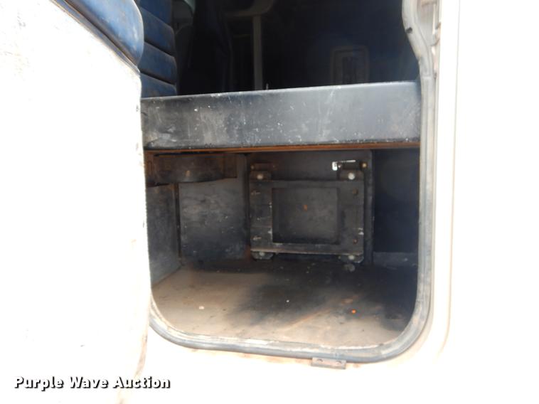 image for item EK9619 2004 Peterbilt 379 semi truck