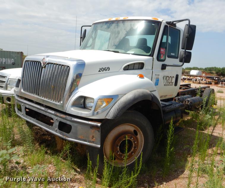 image for item EK9621 2006 International 7400 semi truck