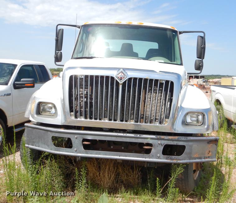 image for item EK9621 2006 International 7400 semi truck