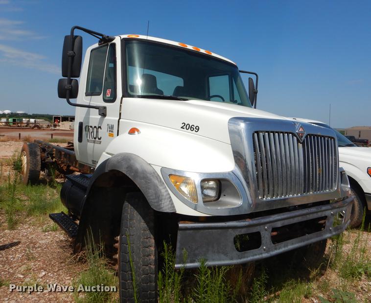 image for item EK9621 2006 International 7400 semi truck