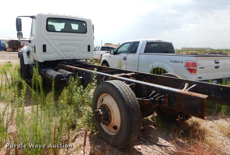 image for item EK9621 2006 International 7400 semi truck