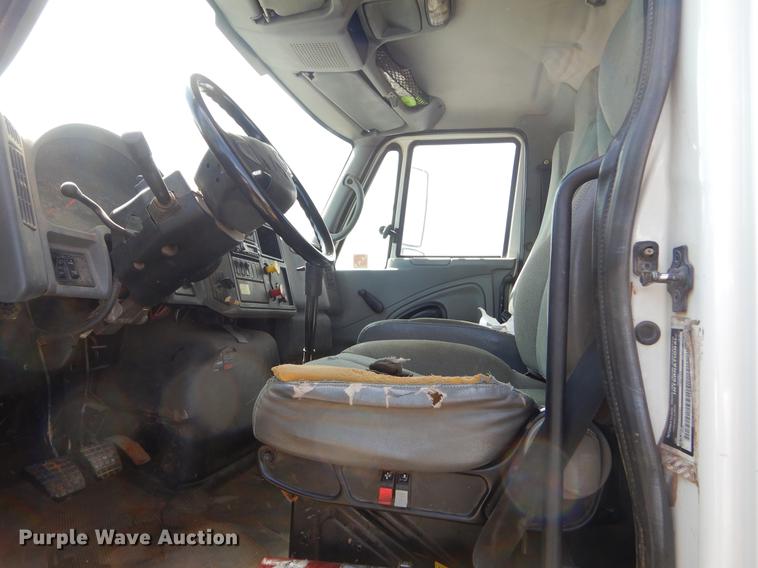 image for item EK9621 2006 International 7400 semi truck