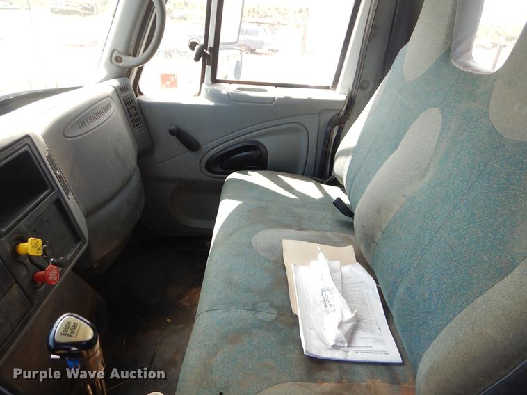 image for item EK9621 2006 International 7400 semi truck