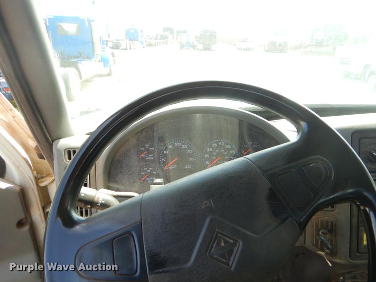 image for item EK9621 2006 International 7400 semi truck