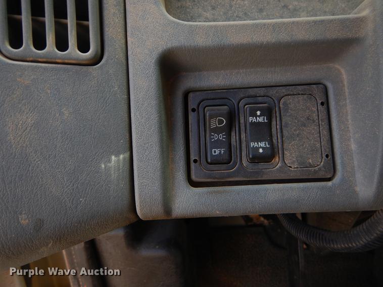 image for item EK9621 2006 International 7400 semi truck