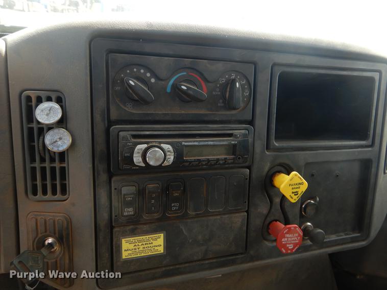 image for item EK9621 2006 International 7400 semi truck