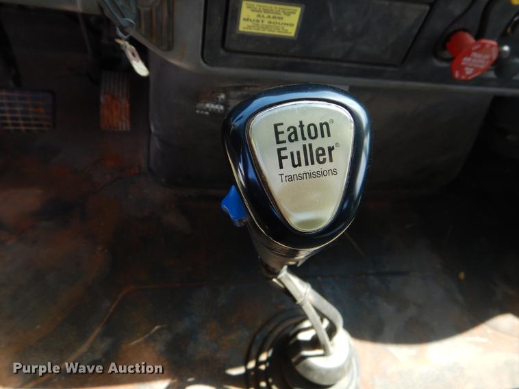 image for item EK9621 2006 International 7400 semi truck