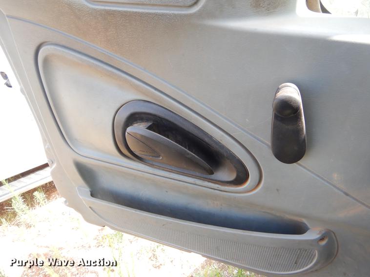 image for item EK9621 2006 International 7400 semi truck