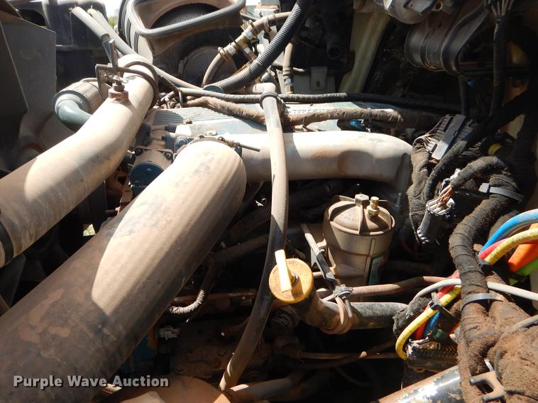 image for item EK9621 2006 International 7400 semi truck