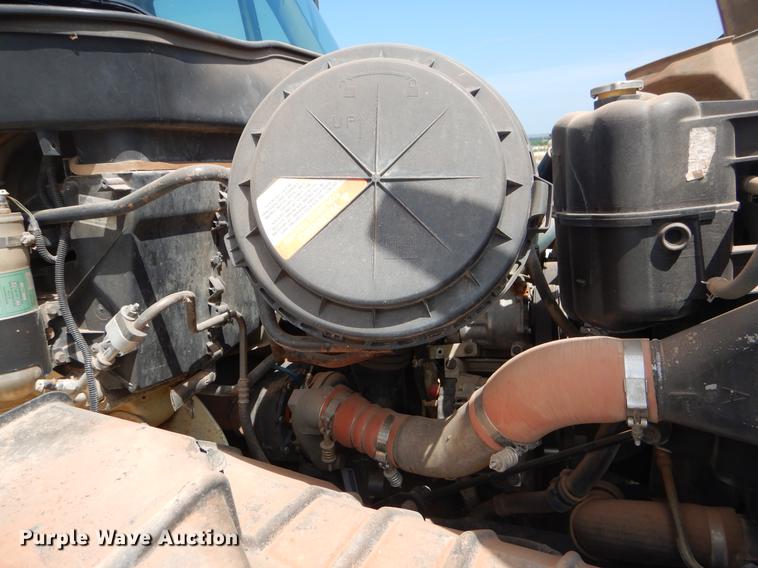 image for item EK9621 2006 International 7400 semi truck