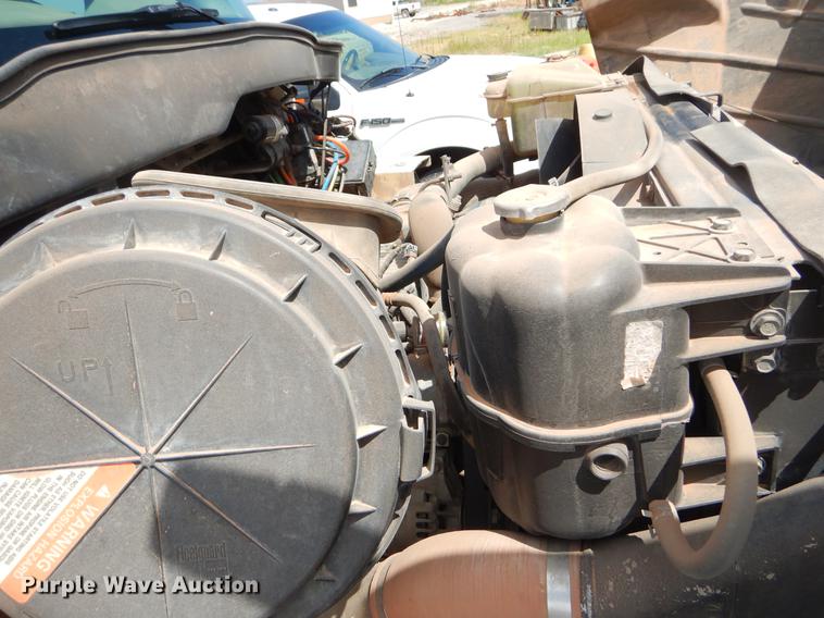 image for item EK9621 2006 International 7400 semi truck