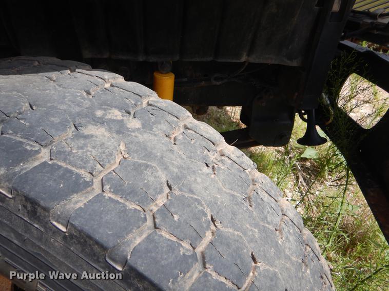 image for item EK9621 2006 International 7400 semi truck