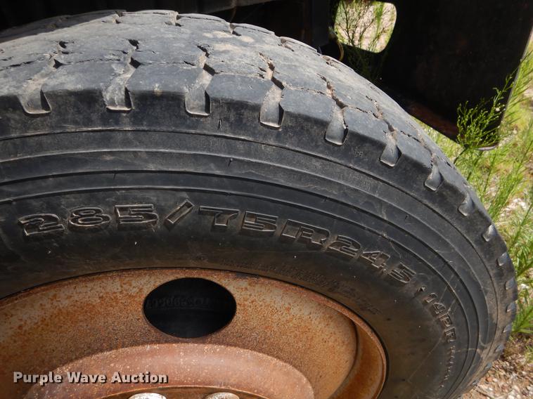 image for item EK9621 2006 International 7400 semi truck