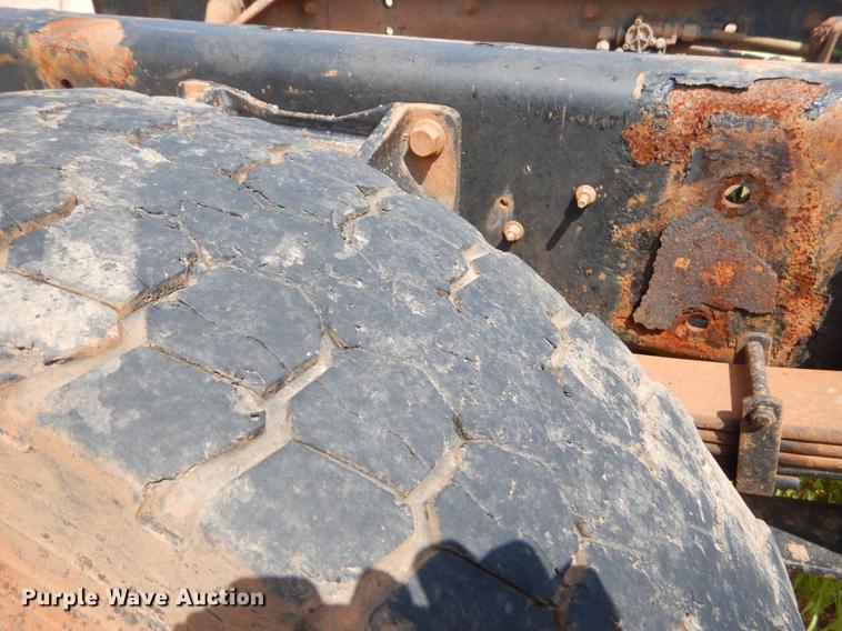 image for item EK9621 2006 International 7400 semi truck