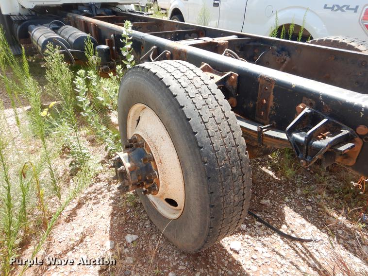 image for item EK9621 2006 International 7400 semi truck