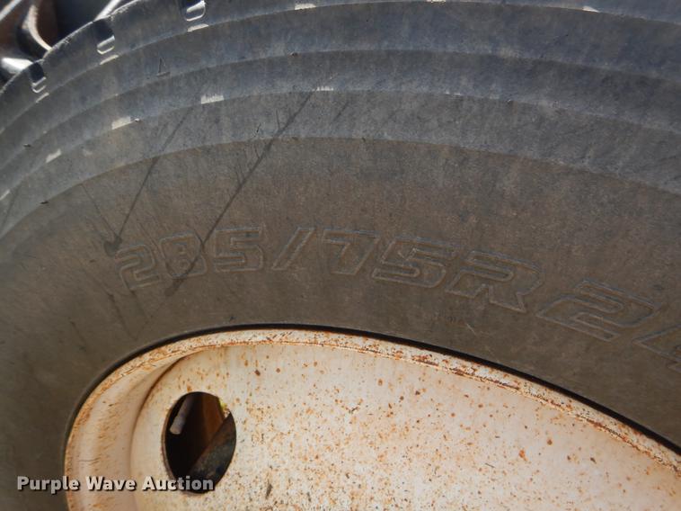 image for item EK9621 2006 International 7400 semi truck