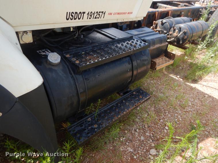 image for item EK9621 2006 International 7400 semi truck